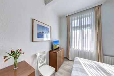 Schlafzimmer 1 mit Zugang zum Balkon