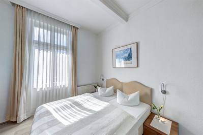 Schlafzimmer 1 mit Zugang zum Balkon