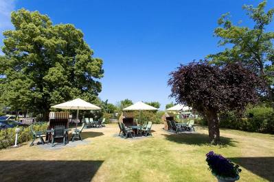 Garten mit Terrassen und Strandk��rben (Mai bis September)