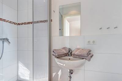 Ensuite Duschbad zu Schlafzimmer 1