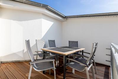 Gro��er Balkon S��dseite mit Essplatz