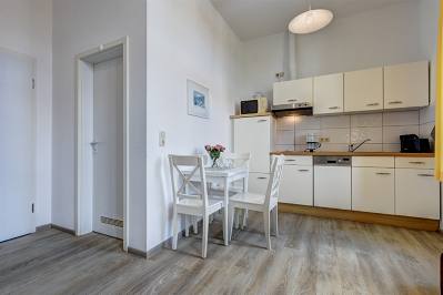 K��che und Essen mit Blick zur Badt��r
