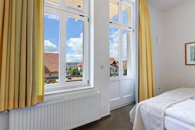 Schlafzimmer mit Blick zur Balkont��r