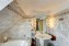 Bad mit Whirl-Badewanne und großer Dusche
